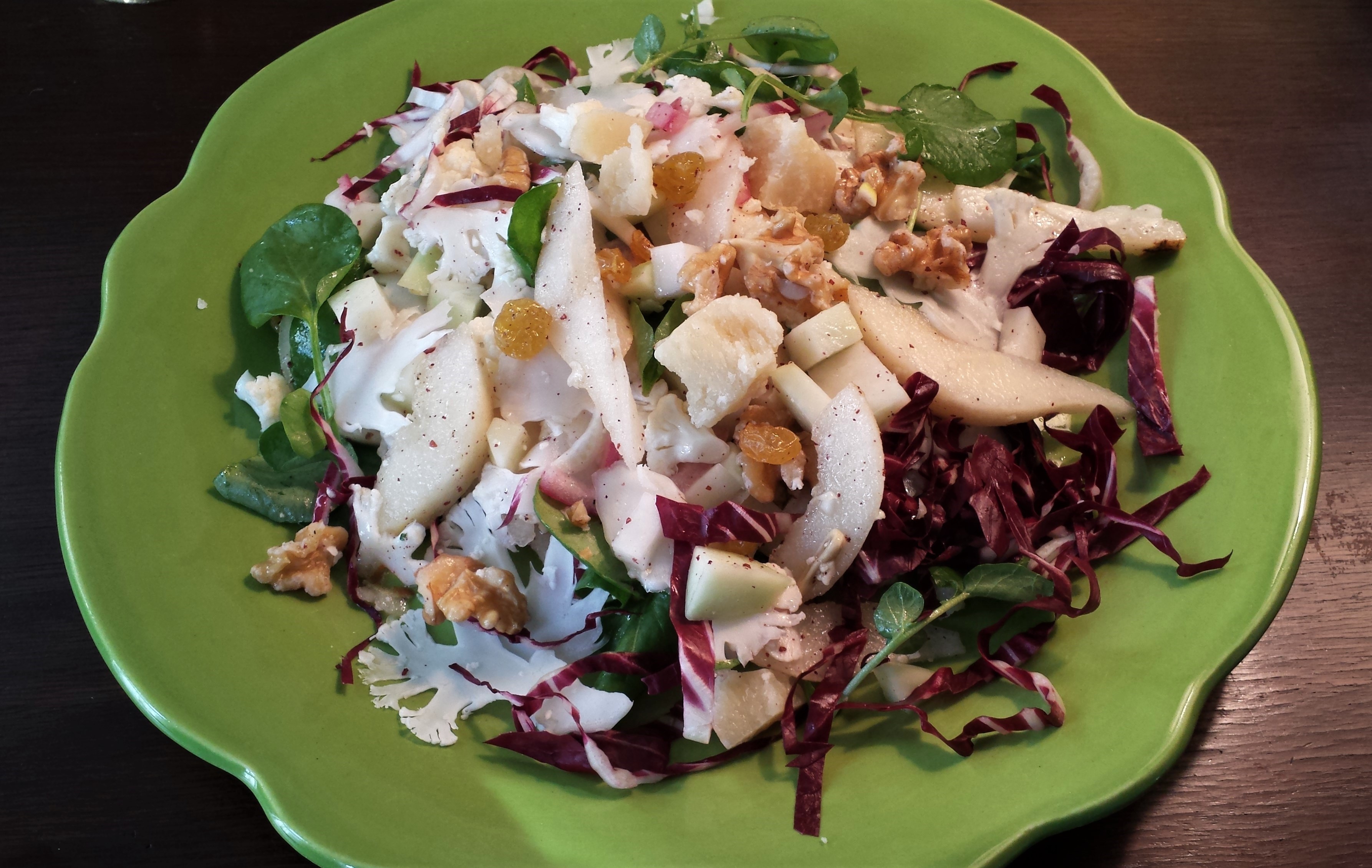 Winter salad of cauliflower, pears and kohlrabi