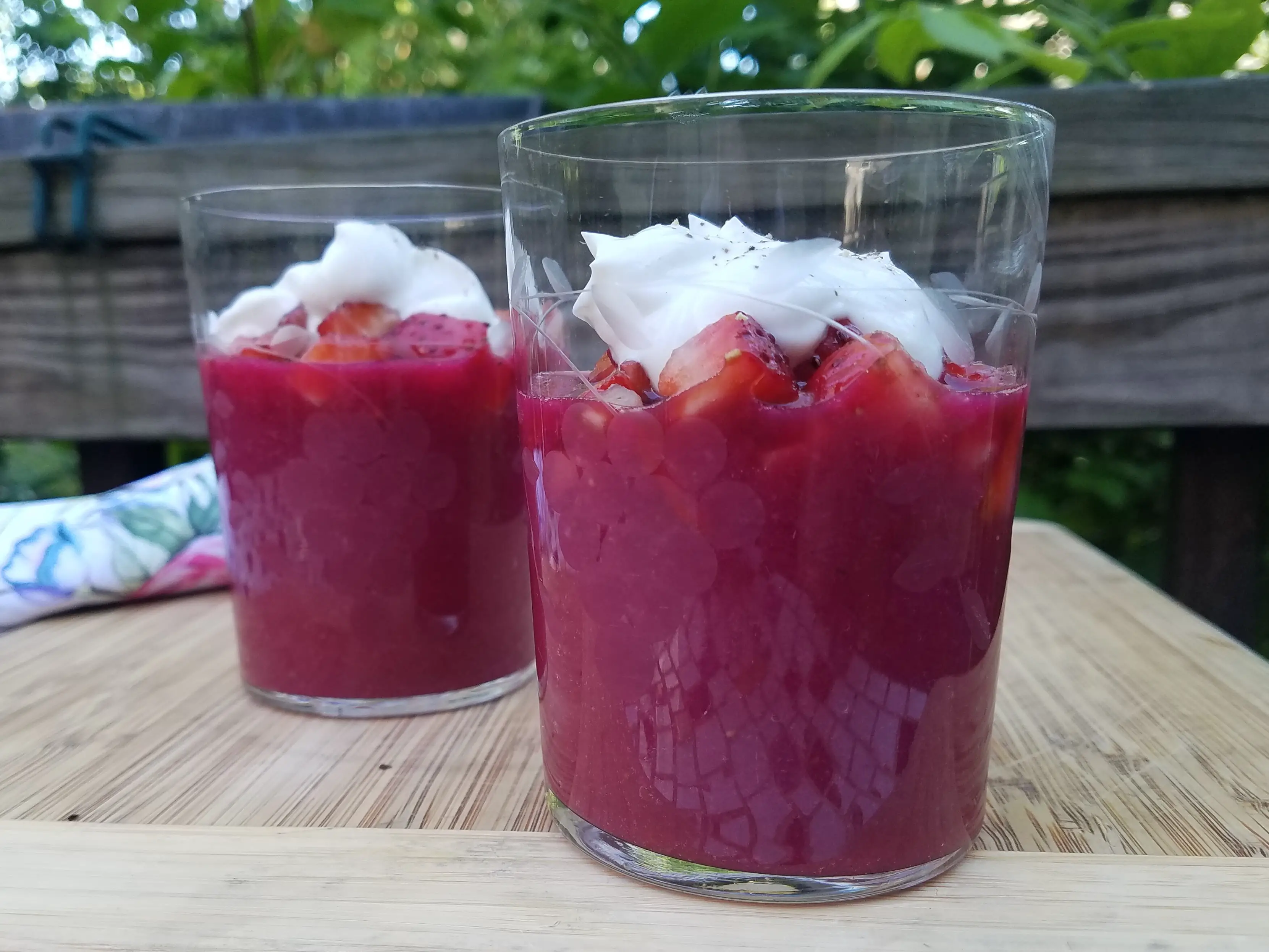 Verrines with strawberry-beet puree and yogurt