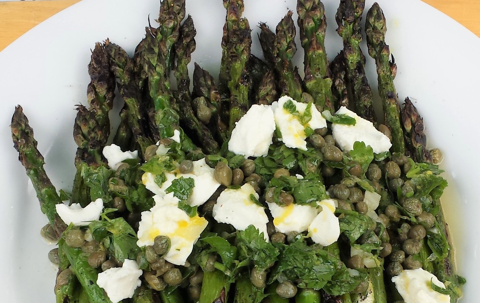 Grilled asparagus salad