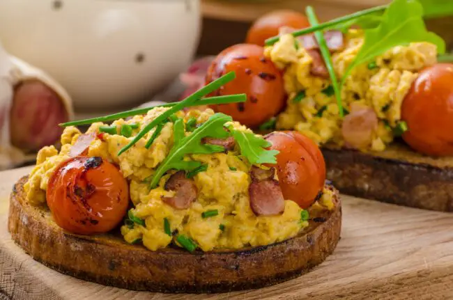 Protein breakfast of srambled eggs and tomatoes on toast