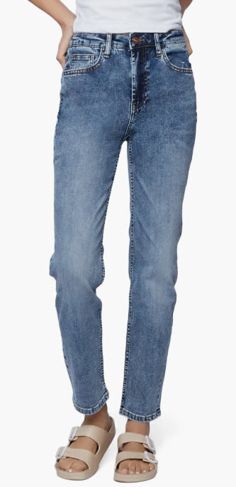 Straight leg jeans in medium wash