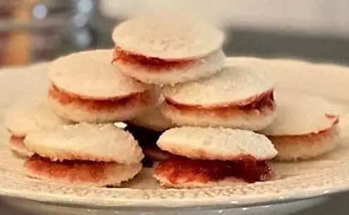 Little circles of bread with buttere and jam.